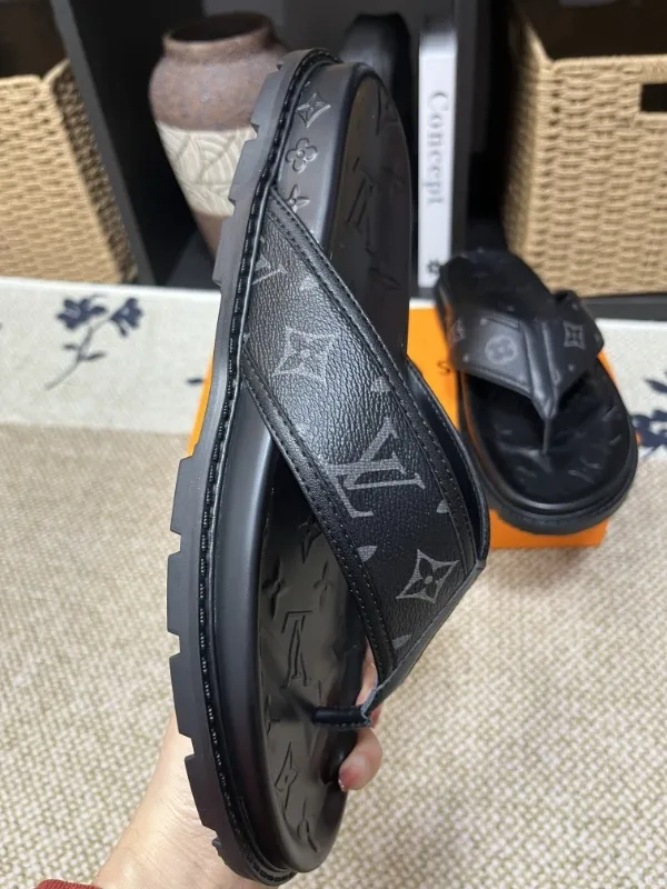 P270🏆Louis Vuitton 🏆[Louis Vuitton] Spring/Summer 2025 [Men's Flip Flops] 🎯🎯As an active family in the fashion industry ⭐ Lv is characterized by bold innovation ⚡Create this casual business style for Chinese fashionable men ✨The fabric is made of imported high-grade cowhide 🔥 Clean and neat ⚡Fashionable and elegant🌹Breathable, sweat-absorbent and deodorant👈So luxurious, high-end and domineering. 👍Must be sold if you repost the picture. Number of yards: 38--46. Color: 🎉 For large quantities. Welcome to repost.